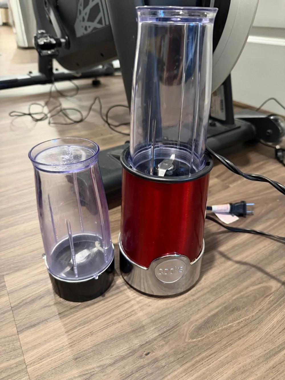 Personal Blender Set with Extra Cups (Red) - Picture 3 of 3